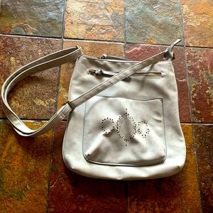 Adorable crossbody bag! Zipper closure. Zipper out & inside pockets. Cute detail